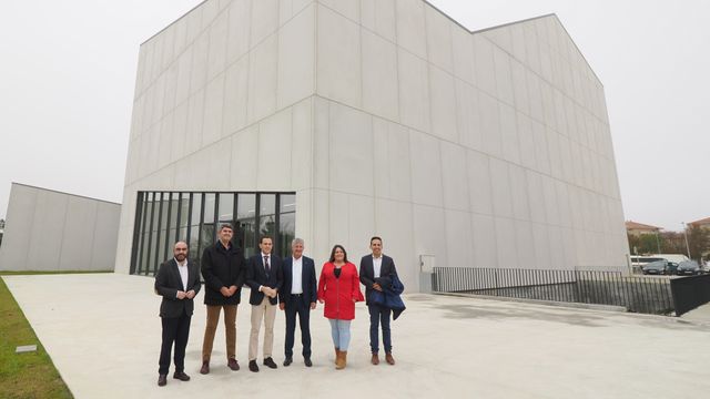 El presidente de la Diputación y el alcalde de Arroyo visitan la casa de la música y el teatro
