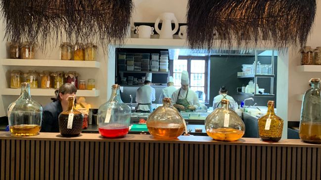 Los vinagres escoltan la cocina de La Salita