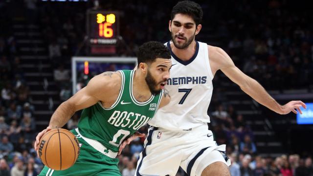 Santi Aldama, ante Jayson Tatum