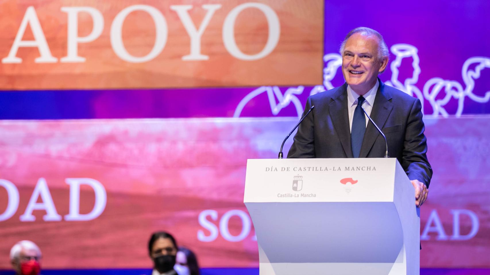 Pedro Piqueras en 2021 recibiendo la Medalla de Oro de Castilla-La Mancha.