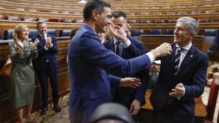 Fernando Grande-Marlaska felicita a Pedro Sánchez, tras su investidura, en noviembre de 2023.