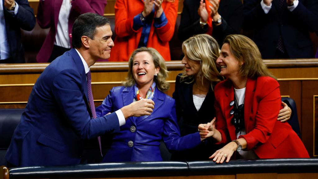 Sánchez celebra junto a Calviño, Díaz y Ribera su investidura como presidente del Gobierno.