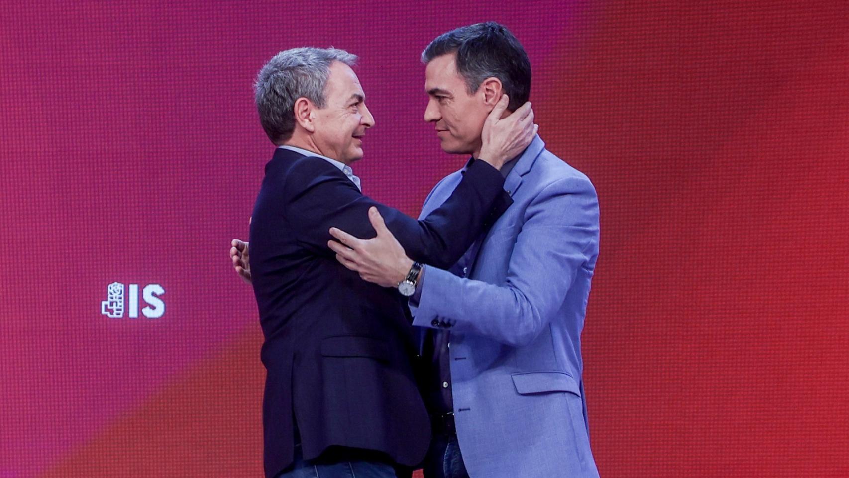 El expresidente del Gobierno, José Luis Rodríguez Zapatero, junto con el presidente del Gobierno, Pedro Sánchez