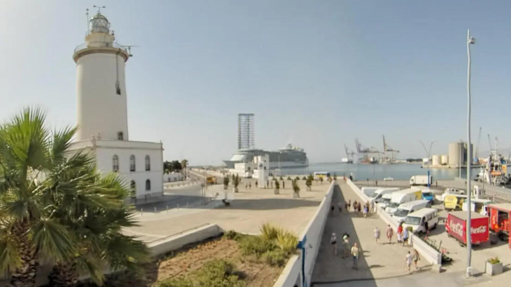 Recreación realizada por los promotores con la Torre del Puerto de Málaga al fondo y La Farola, en primer plano.