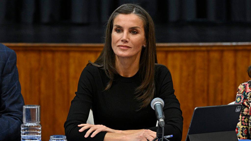 La reina Letizia ofreciendo un discurso en un evento.