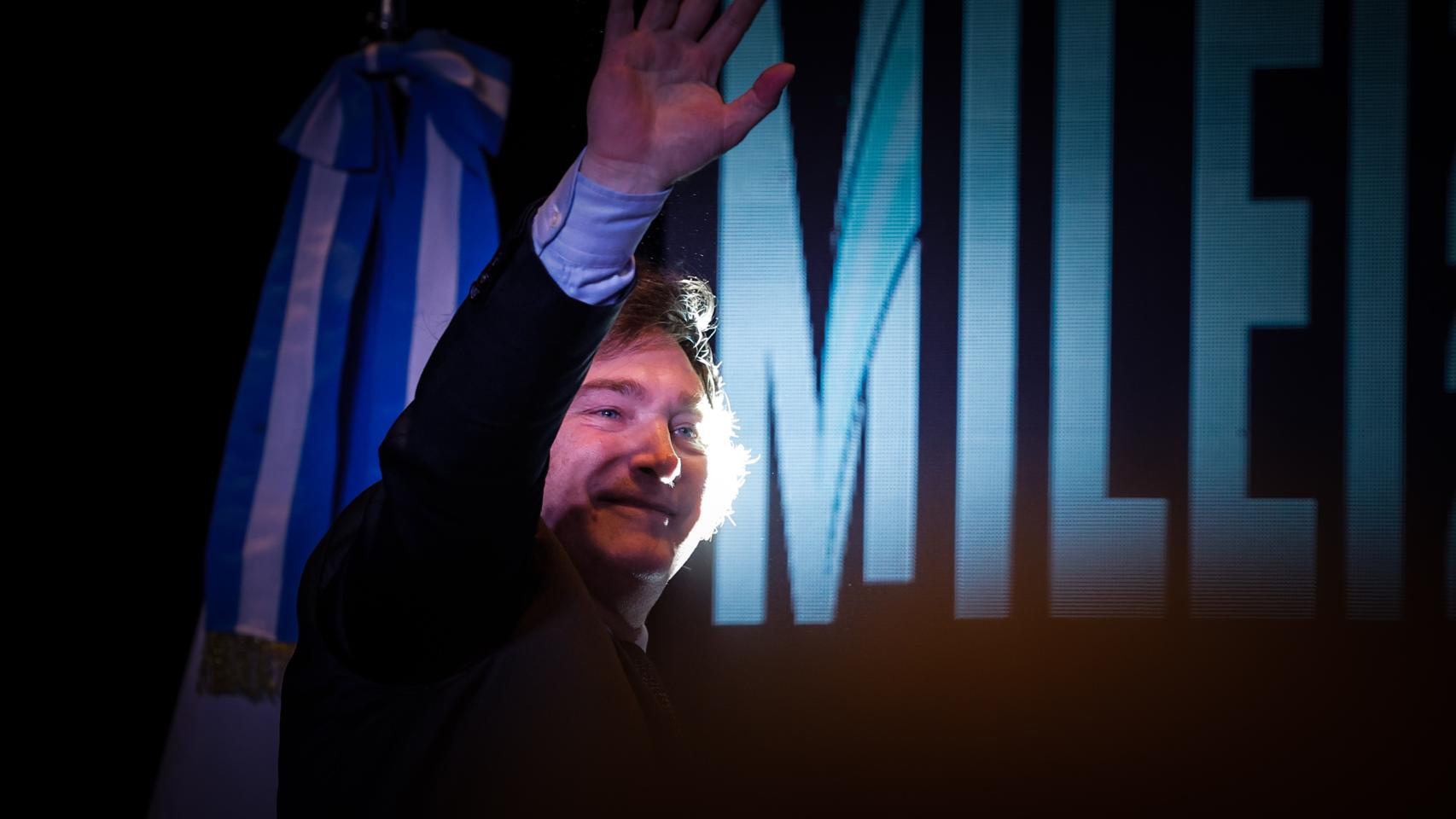 Milei saluda a los cientos de simpatizantes concentrados para escuchar su discurso, el domingo en Buenos Aires.