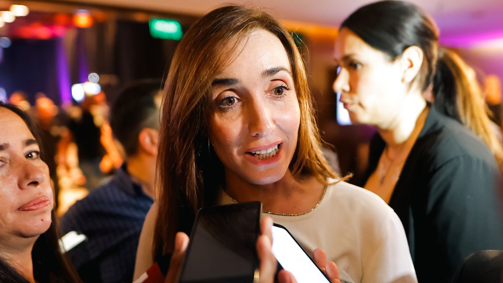La vicepresidenta electa Victoria Villarruel habla con la prensa tras conocer el triunfo de La Libertad Avanza.