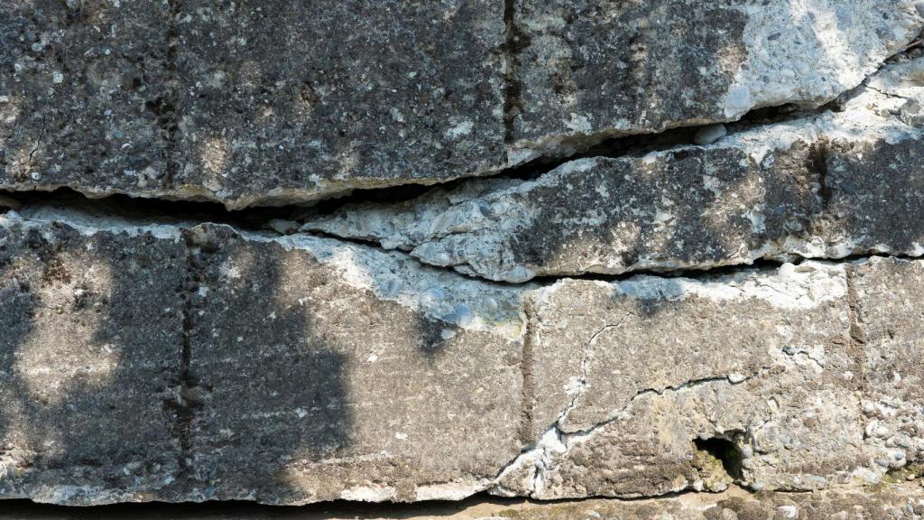 Una pared de hormigón con grietas