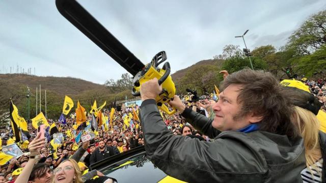 El presidente electo de Argentina, Javier Milei, sostiene una motosierra durante un acto en la provincia argentina de Salta, el pasado 12 de octubre.