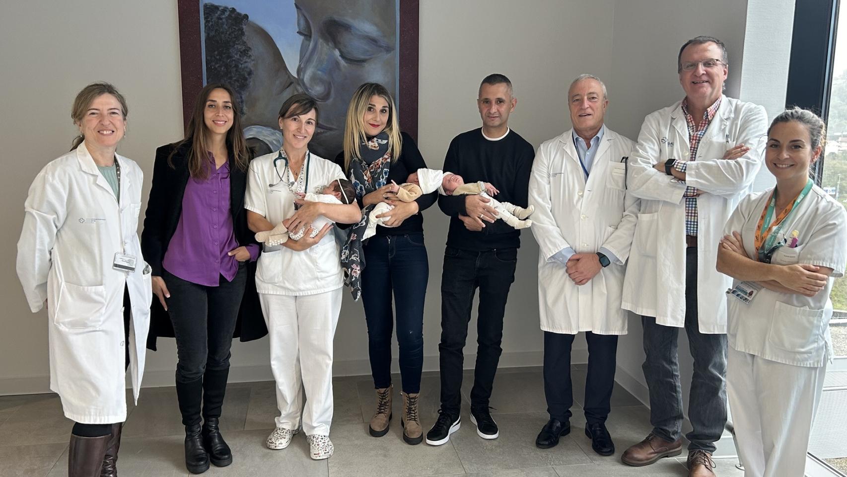 Parte del equipo médico junto a los padres y los tres pequeños.