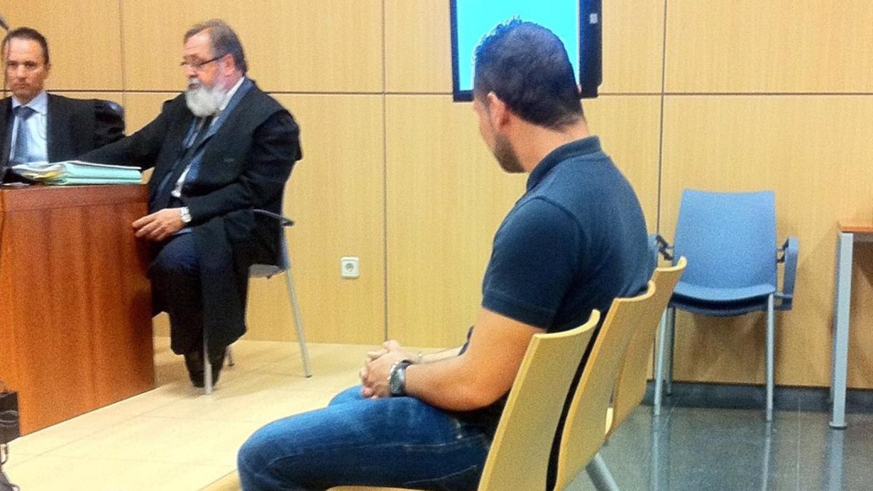 Diovani, de espaldas, en el juicio por la muerte de Rebeca Borrás.