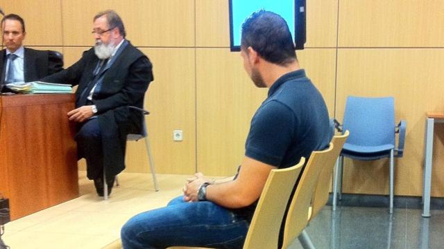 Diovani, de espaldas, en el juicio por la muerte de Rebeca Borrás.