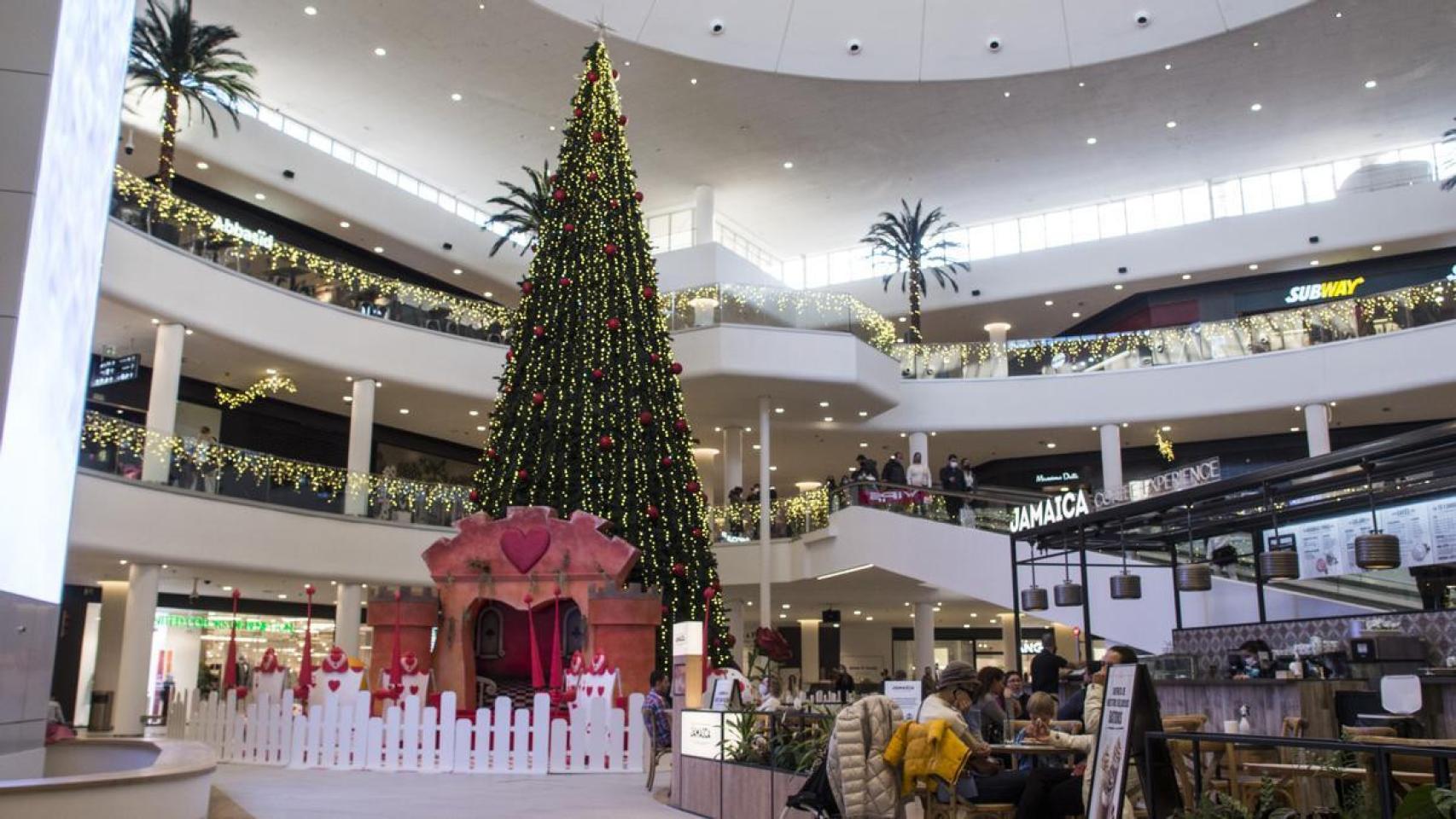 Interior del centro comercial El Saler de Valencia.