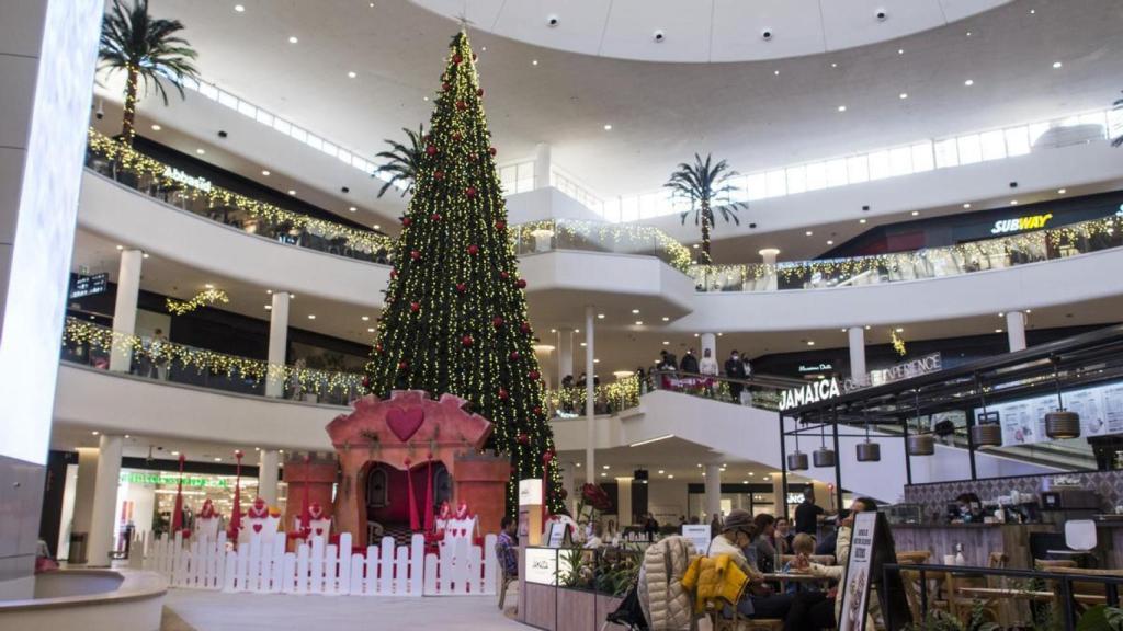 Interior del centro comercial El Saler de Valencia.
