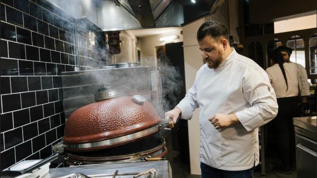 Lester López, trabajando con el kamado en la cocina de Mala Hierba. EE