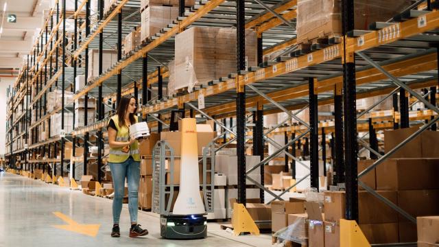 La colaboración hombre-máquina mejora la eficiencia de la operativa y evita lesiones musculares.