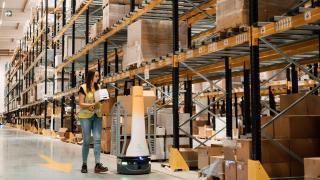 La colaboración hombre-máquina mejora la eficiencia de la operativa y evita lesiones musculares.