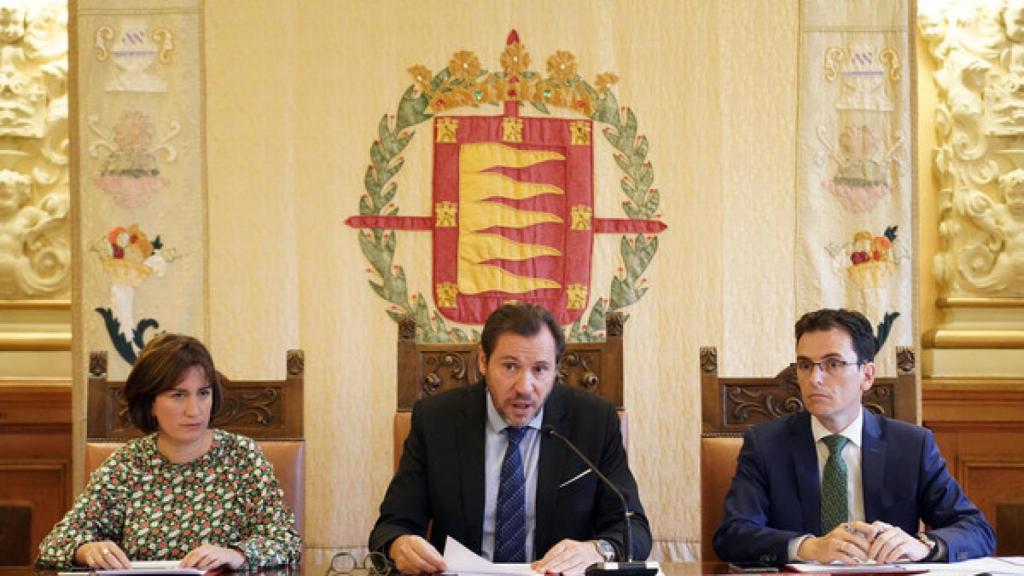 Pedro Herrero con Óscar Puente y María Sánchez