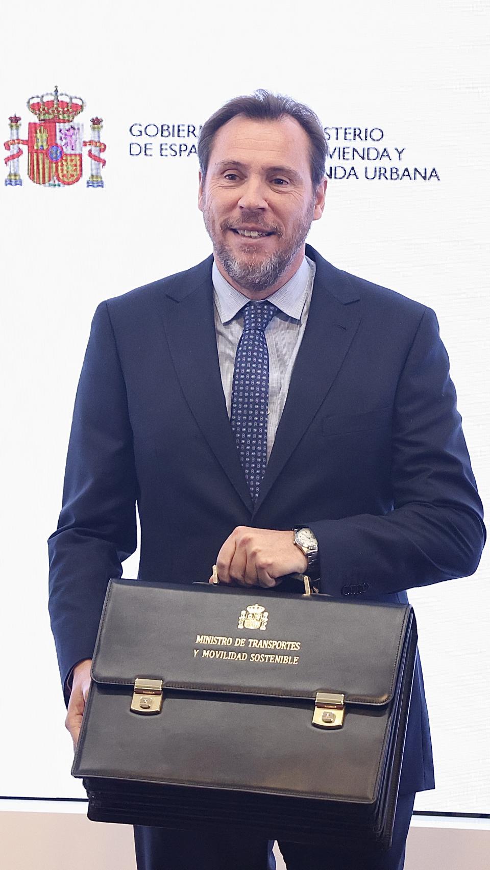 El nuevo ministro de Transportes y Movilidad Sostenible, Óscar Puente, tras recibir su cartera, este martes.