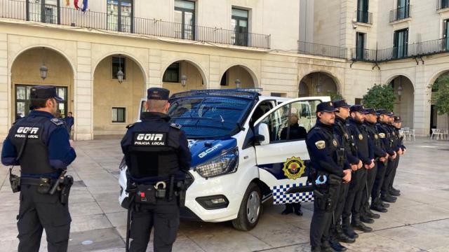 Policía Local de Alicante en la plaza del Ayuntamiento.