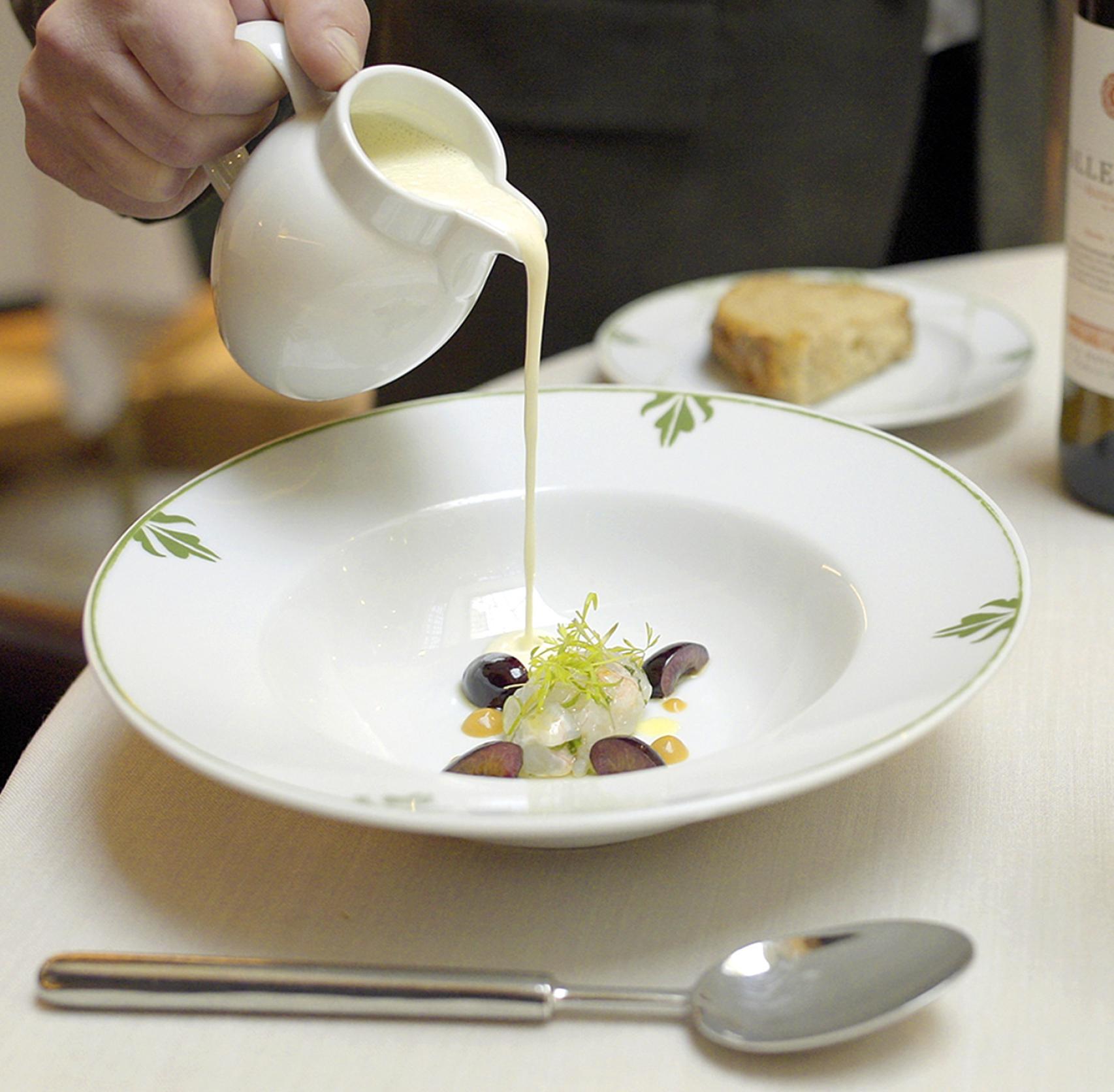 El ajoblanco malagueño con tartar de cigala de la Caleta de Vélez y cerezas de Balausta.