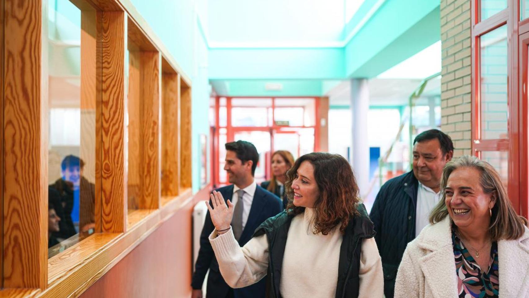 Díaz Ayuso en su visita al colegio público de Educación Infantil, Primaria y Secundaria Vicente Aleixandre, en Miraflores de la Sierra.
