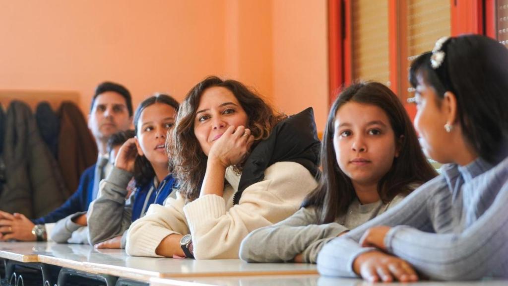 Día Ayuso en un aula durante la presentación del programa.