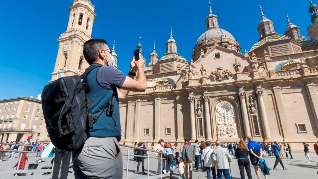 Imagen de un turista en Zaragoza.