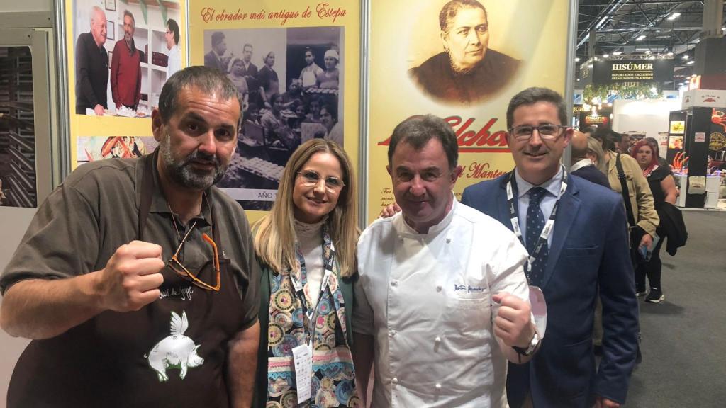 (De izquierda a derecha) Robin Food, Victoria Alfaro, Martín Berasategui y Santiago Fernández Alfaro frente a un estand de La Colchona en IFEMA.