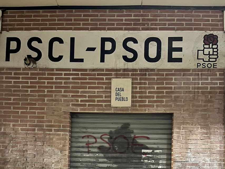 Pintada en la puerta de la sede