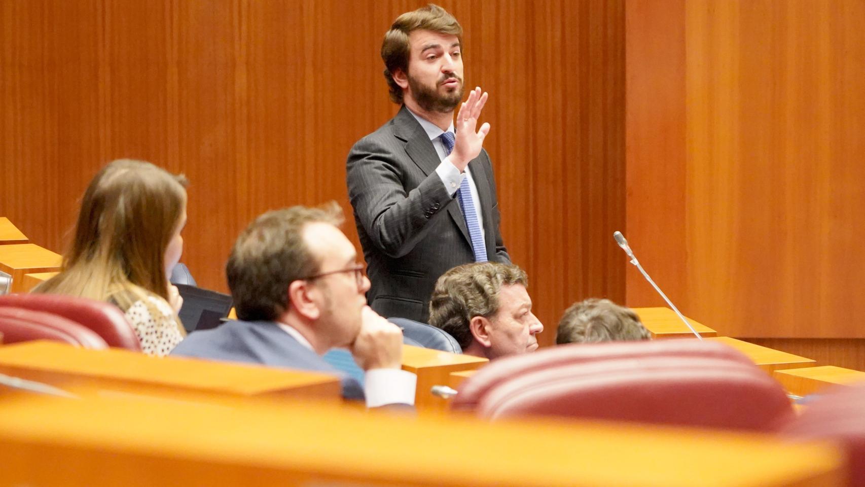El vicepresidente de la Junta, Juan García-Gallardo, durante su intervención en un pleno de las Cortes