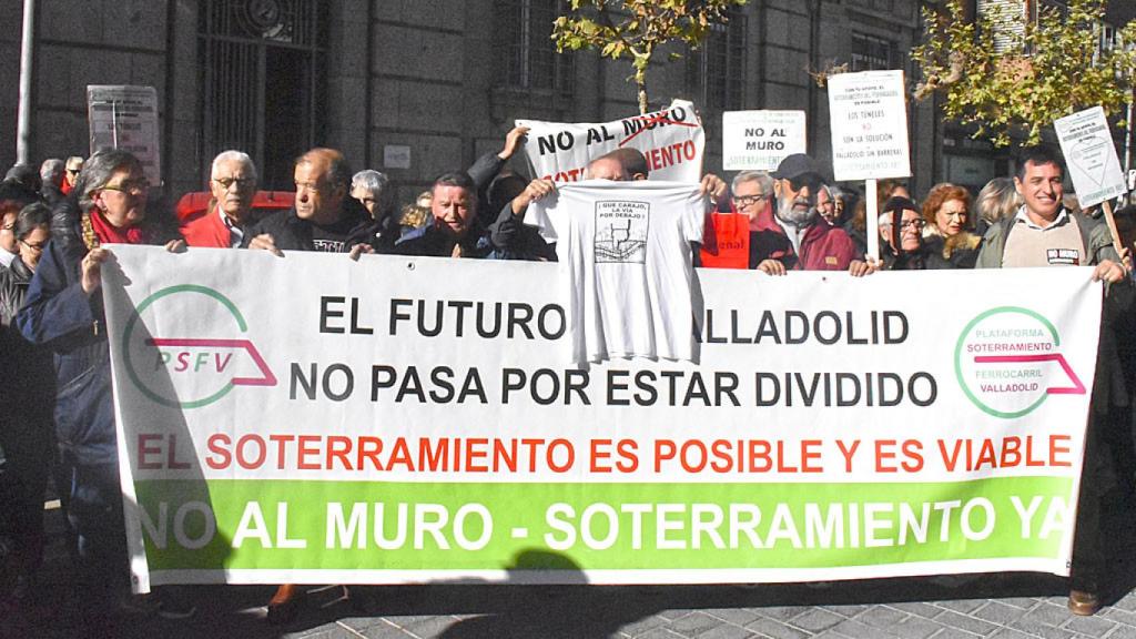 La Plataforma Por el Soterramiento de Valladolid se concentra en la sede de la SVAV