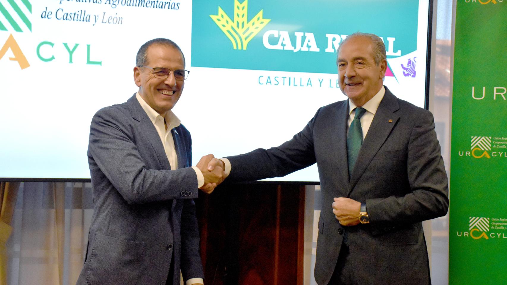 El presidente de Urcacyl, Fernando Antúnez; y el director general de Caja Rural de Zamora y representante de la Unión de Cajas Rurales de Castilla y León, Cipriano García