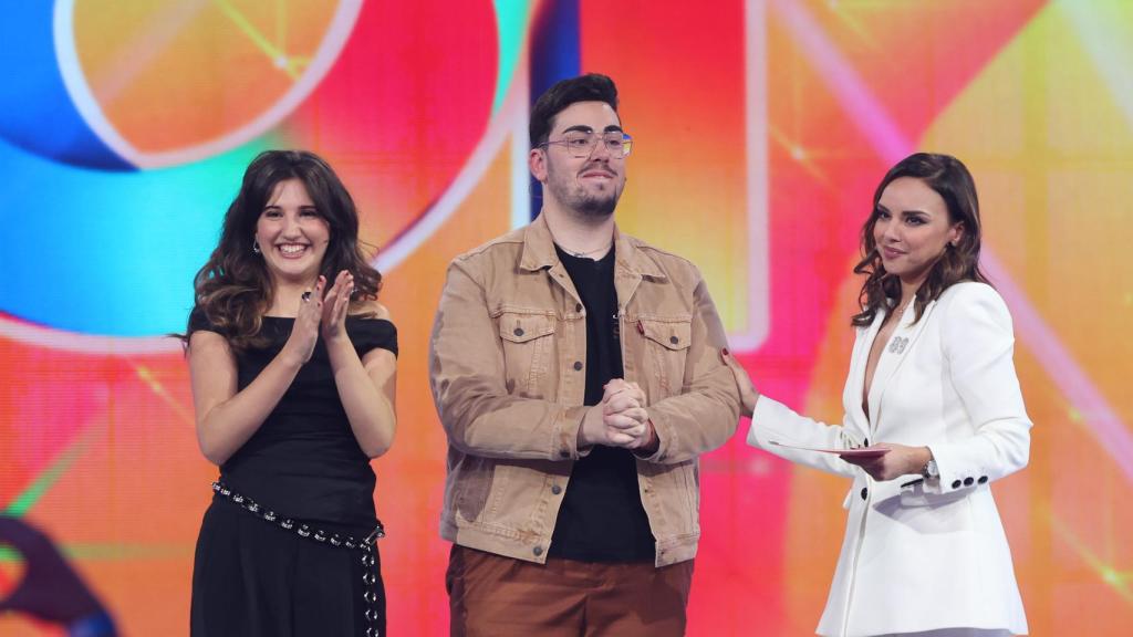 Lina y Edu junto a Chenoa.