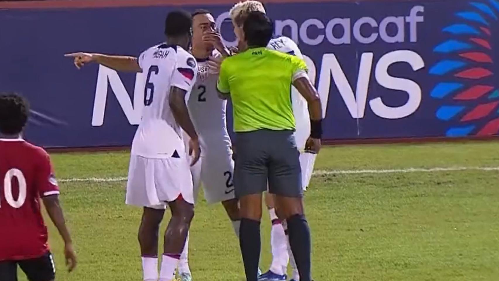 Sergiño Dest discute con el árbitro.