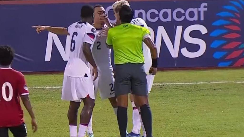 Sergiño Dest discute con el árbitro.