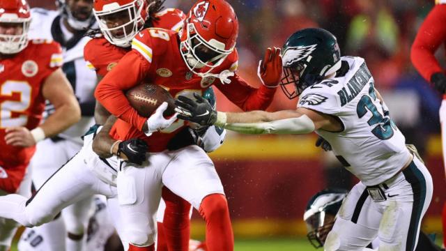 Un lance del partido entre los Chiefs y los Eagles.