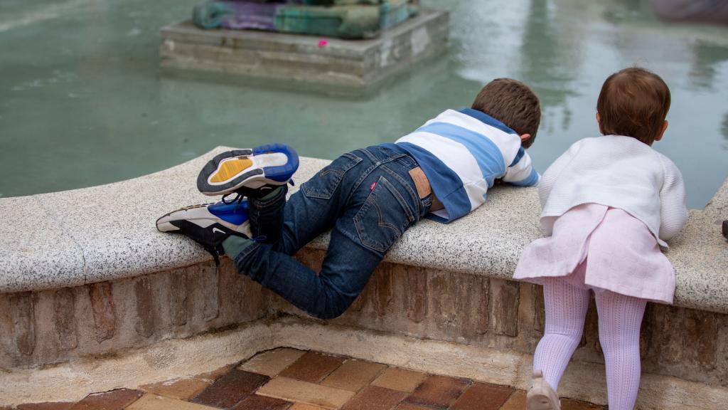 Dos niños jugando. / Foto: Javier Longobardo.