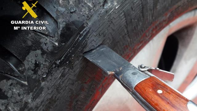 Detienen a un hombre que se dedicaba a rajar neumáticos en varios pueblos de Albacete