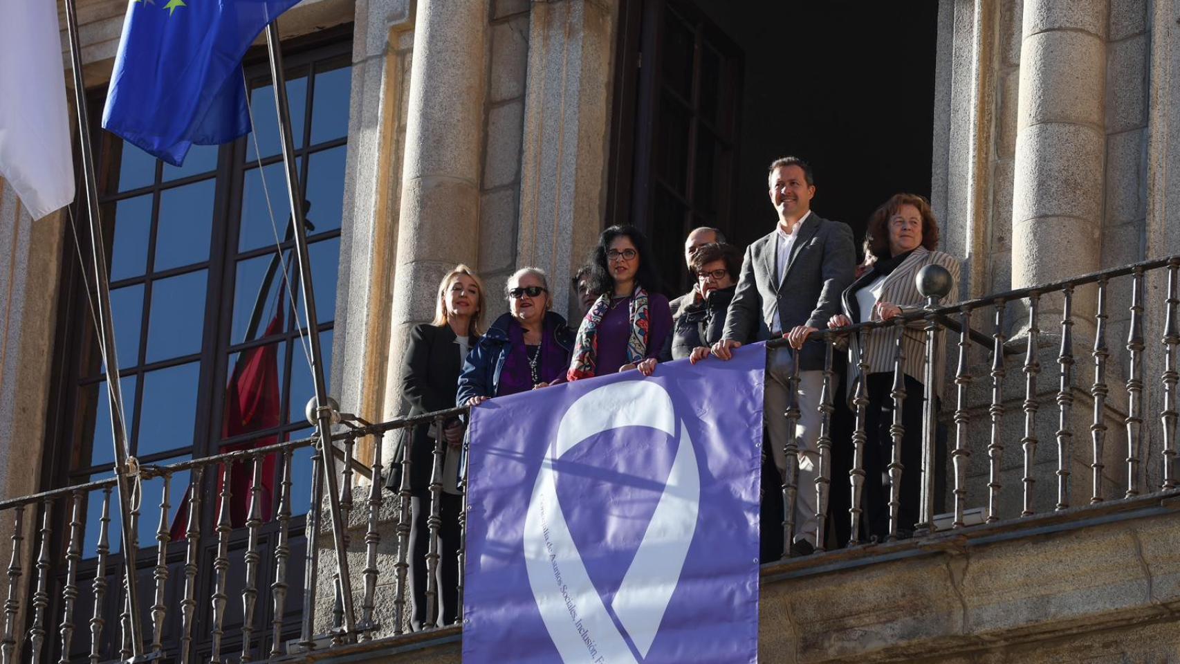 El lazo contra la violencia de género luce en el Ayuntamiento de Toledo.