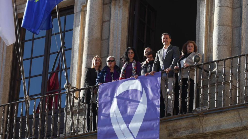 El lazo contra la violencia de género luce en el Ayuntamiento de Toledo.