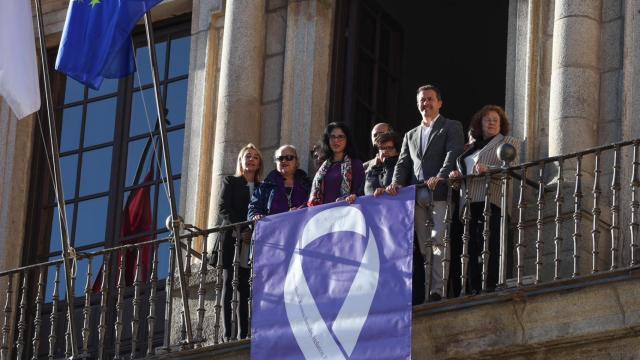 El lazo contra la violencia de género luce en el Ayuntamiento de Toledo.