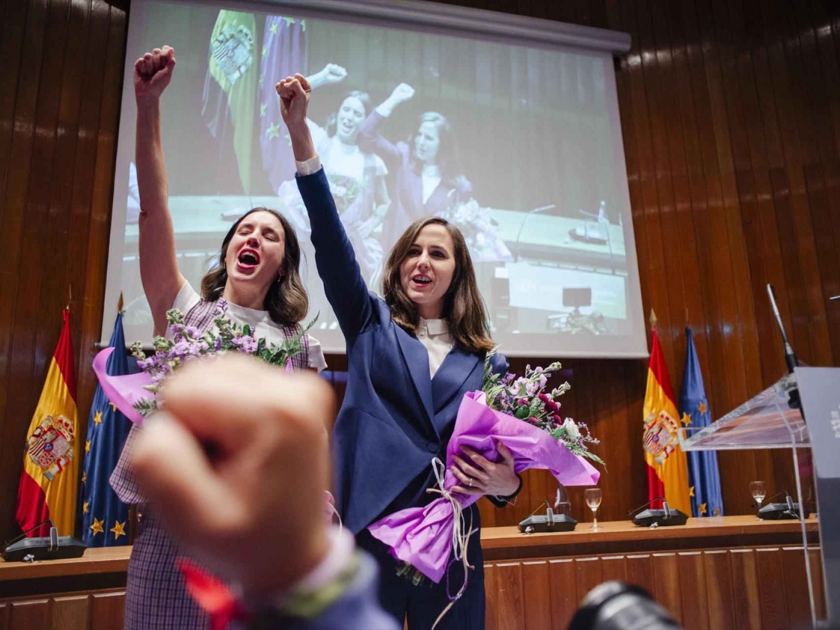 Irene Montero y Belarra, con el puño en alto este martes, tras el traspaso de cartera del Ministerio de Derechos Sociales.
