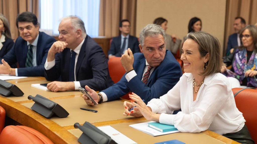 Cuca Gamarra junto a Elías Bendodo y Esteban González Pons, este martes en el Congreso de los Diputados.