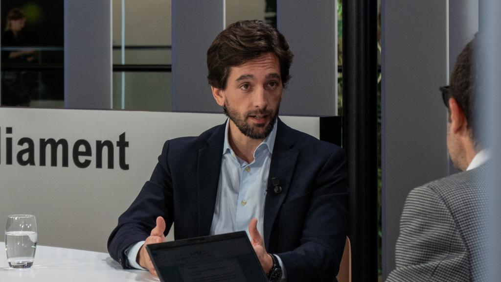 El secretario general de Ciudadanos, Adrián Vázquez, entrevistado en el Parlamento Europeo.