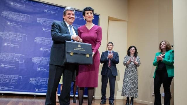 El hasta ahora ministro de Inclusión, Seguridad Social y Migración, José Luis Escrivá, junto con la nueva titular de la cartera
