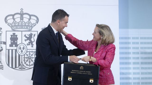 Héctor Gómez, ex ministro de Industria, Comercio y Turismo,  traspasa la cartera de Comercio a Nadia Calviño, vicepresidenta primera y ministra de Economía, Comercio y Empresa.
