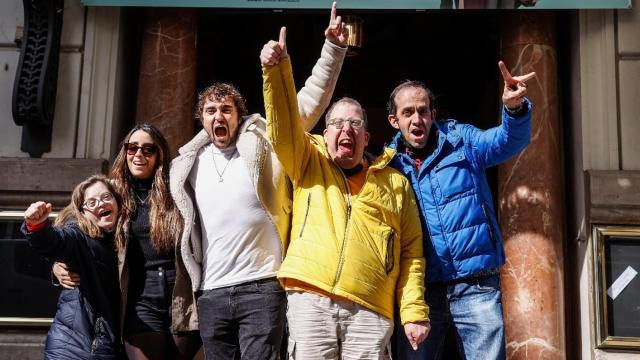 Las actrices, Gloria Ramos, Claudia Fesser, y los actores, Alec Whaite, José de Luna, y Alberto Nieto.