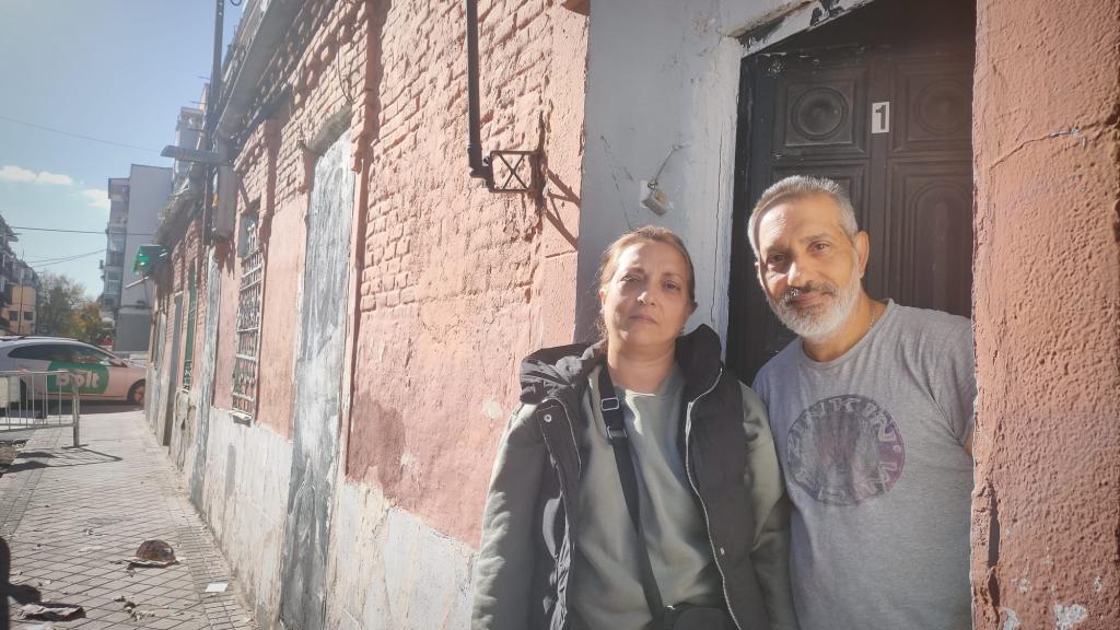 Israel y Loli, de 49 y 44 años, respectivamente, a las puertas del número 10 de la calle Peironcely, en Entrevías (Madrid).