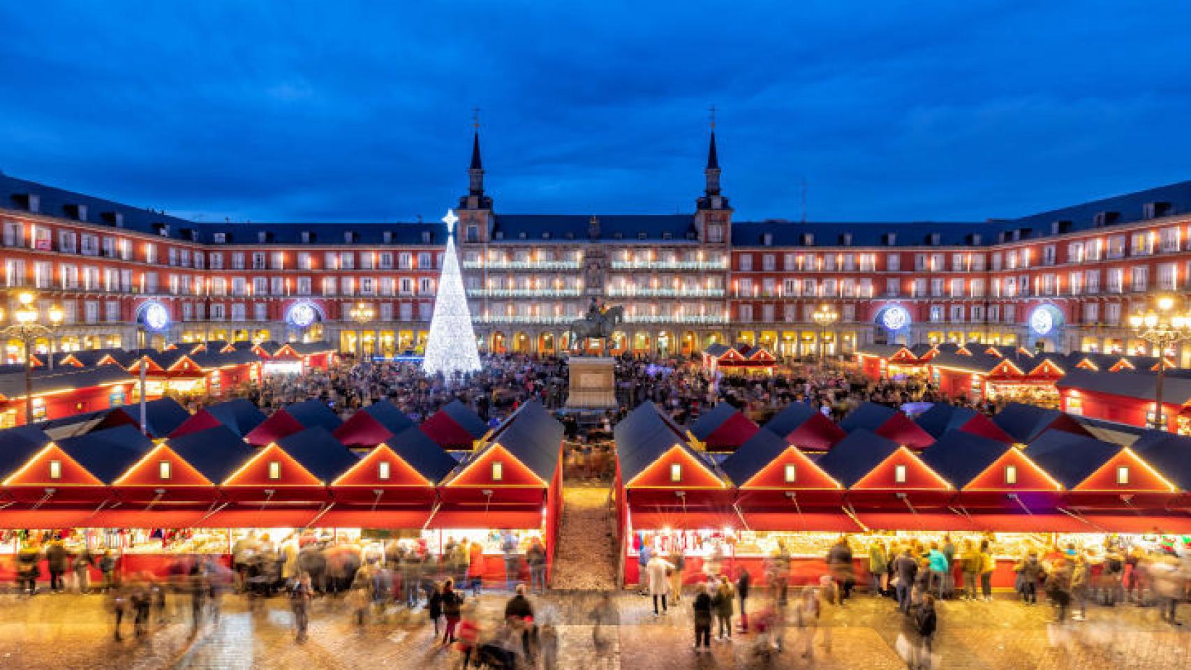 El mercadillo navideño de la Plaza Mayor de Madrid .